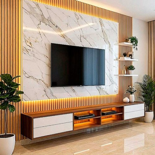 Sala moderna con centro de entretenimiento, televisor sobre panel de mármol y mueble bajo de madera
